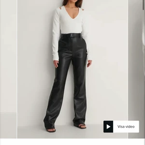 Skinnbyxor - Säljer dessa asballa skinnbyxor från nakd, endast använda en gång då det inte riktigt passar mig☺️ 