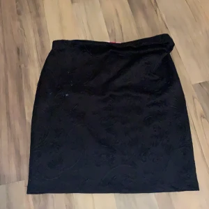 Mönstrad kjol i svart - En jätte fin kjol i svart med ett coolt mönster som tyvärr inte kommer till användning 