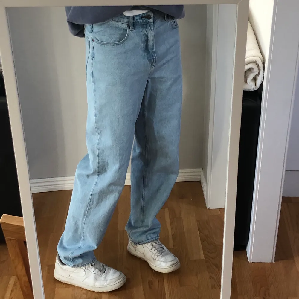 Superfina ljusblå baggy jeans från Asos! Slutsålda på hemsidan :). Snyggt plagg i fint skick helt enkelt! Köpare står för frakt 💖.. Jeans & Byxor.