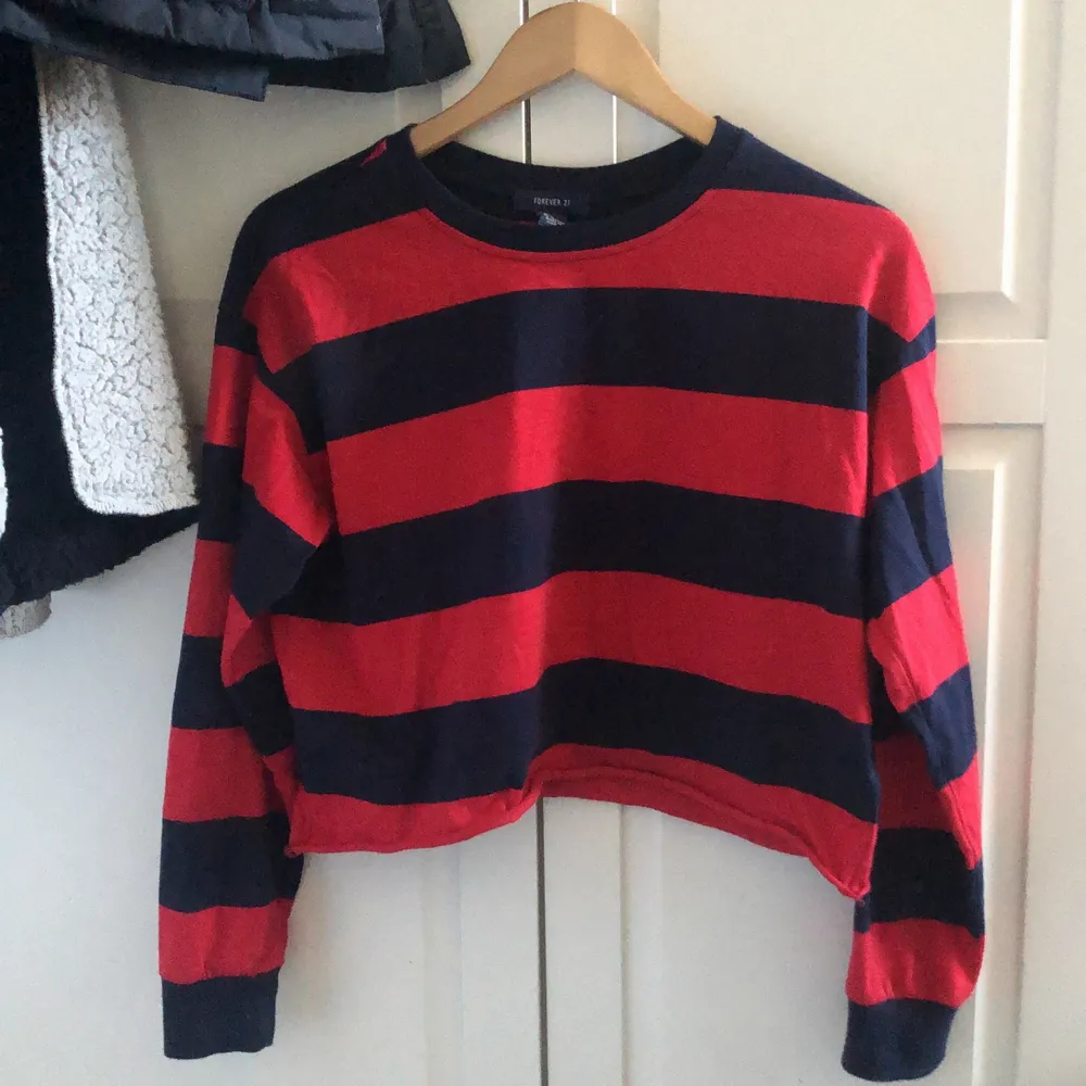 Forever 21 navy blue and red long sleeve shirt. Only used twice and still in good quality. New price: 220kr. Toppar.