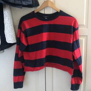 Forever 21 navy blue and red long sleeve shirt. Only used twice and still in good quality. New price: 220kr