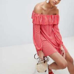 Offshoulder klänning - Röd off shoulder klänning från pretty little things i storlek 36