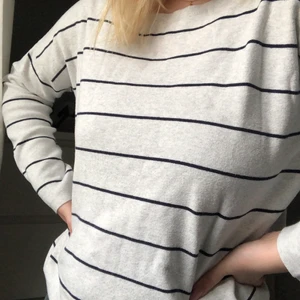 En randig tröja - En lite tjockare oversized randig tröja. Använd fåtal gånger. Den är rätt vid samma sak gäller halsrigningen. Den är i storleken M. Säljer den då jag inte riktigt passar i vidare tröjor. Den är ljusgrå med väldigt mörka marinblå ränder. Frakten går att ändra till utan spårning på paketet.