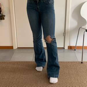 Supersnygga lågmidjade jeans med egetgjort hål på ena knät💕 Perfekta till sommaren med ex ett linne 💕💕