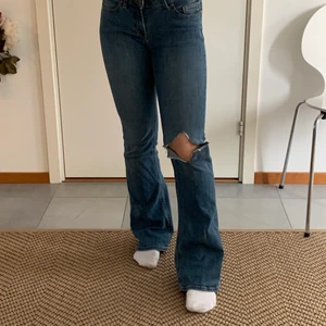 Lågmidjade bootcut jeans strl S - Supersnygga lågmidjade jeans med egetgjort hål på ena knät💕 Perfekta till sommaren med ex ett linne 💕💕