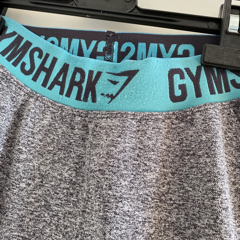 Supersnygga gymshark set från FLEX-kollektionen! Är lite nopprig där fram på de blå banden men annars i bra skick och kvalitet! (Köparen står för frakt - 66kr). Toppar.