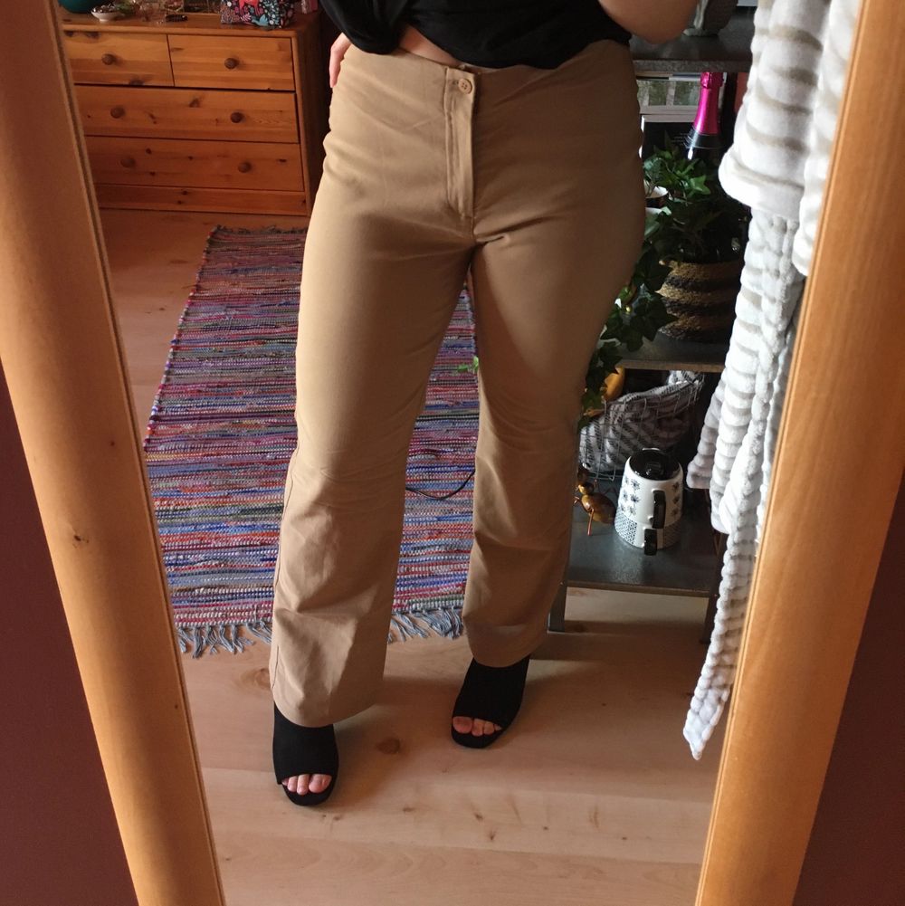 Kamelbruna kostymbyxor med bootcut från 90-talet som sitter bra över låren & röven, oanvända! Storlek 40 men sitter perfekt på mig som är en S. Jeans & Byxor.