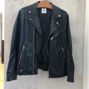 Oversized skinnjacka  - Supersnygg oversized skinnjacka, köpt på herravdelningen på zara. Jag som är en 36a tycker att den sitter perfekt oversized. Köpare står för frakt.