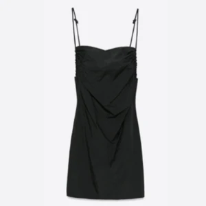 Klänning  - Jättesnygg klänning från zara med justerbara axelband!                             Aldrig använd, prislapp kvar⭐️