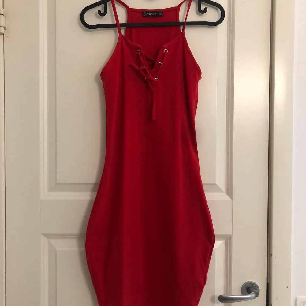 En röd klänning som är perfekt för sommaren, sitter superfint på kroppen då den har form.. Klänningar.
