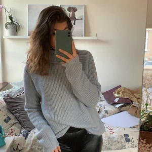 Stickad tröja - Babyblå färg. Storlek M. Helt oanvänd med lapparna kvar - ordinarie pris 600kr. Buda från 150kr i pm eller i kommentarerna! Perfekt till våren!