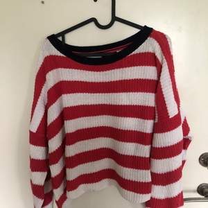 Red and white striped sweater, blue details, waist-long, oversized 