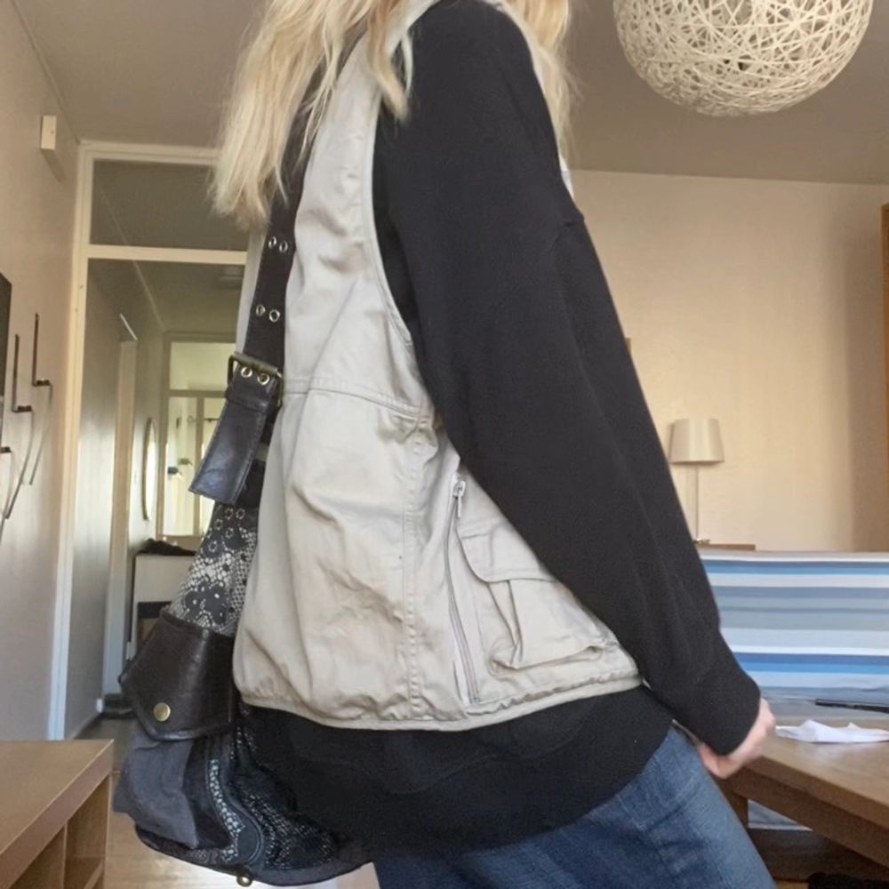En fiskarväst köpt på humana men aldrig använd! Unisex passform och i storlek XL. Jag bär oftast S-M och den sitter oversized på mig. Nytvättad! Frakten går på 66 kr där det även är spårbart! För övriga frågor eller mer bilder på plagget kan du kontakta mig, svarar gärna på dem! . Jackor.