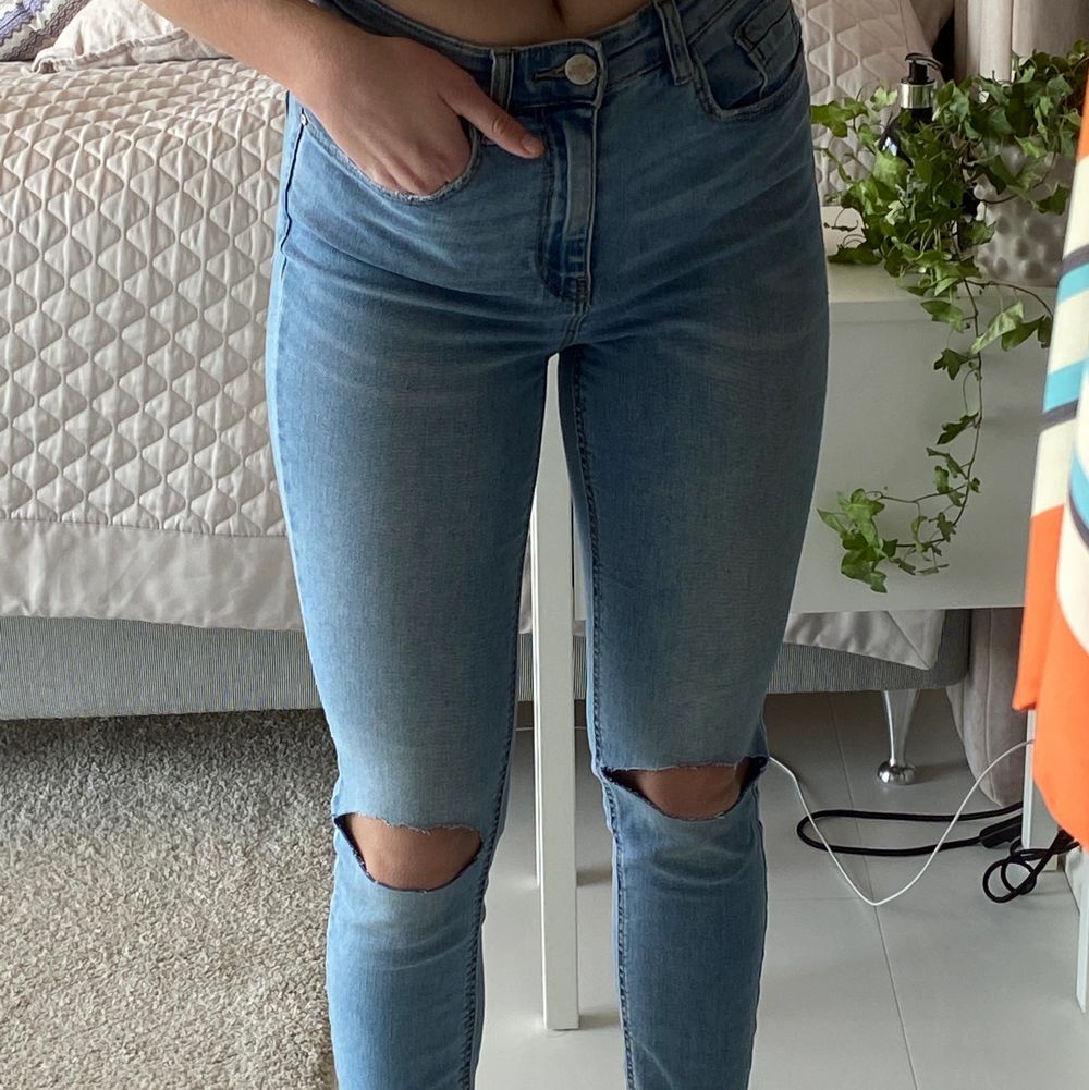 Supersnygga och stretchiga jeans med slitningar i knäna och små fickor !! Storleken är mellan 34/36 så de är ganska stretchiga och passar båda storlekarna 💕 skriv till mig för fler bilder !! . Jeans & Byxor.