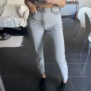 Ett par ljusgrå jeans i mom-modell från Gina! Sparsamt använda! Köparen står för frakt! 