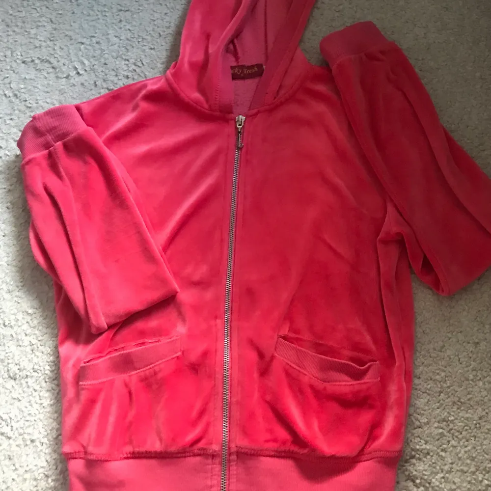 Super cute hot pink ripper track suit top. 2000s style and is a juicy look a like. . Hoodies.