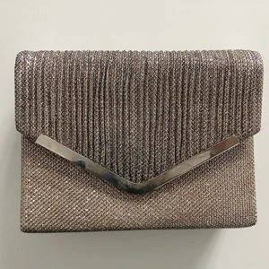 Clutch - Säljer så fin clutch-väska i glitter, använd endast en gång❤️