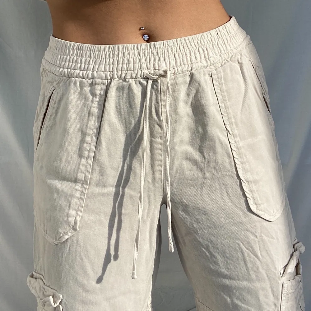 Hey, I am selling these cream colored pants that feel like linen. I bought these at H&M last summer but unfortunately they’re way too big on me. They are in perfect condition and can be worn with anything. They are a size 40 and I think they would actually fit a size 40 as well.SALE IS ONLY UNTIL 10. JUNE!!. Jeans & Byxor.