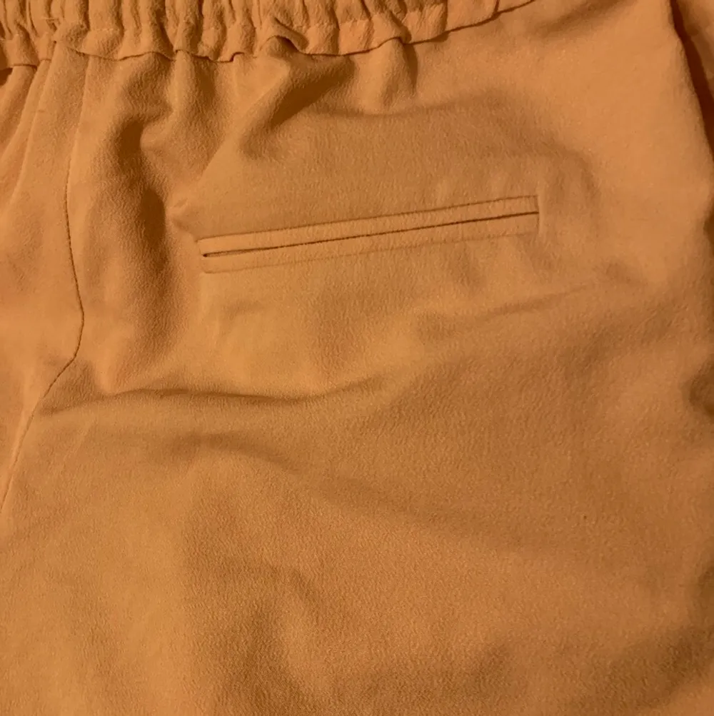 Säljer ett par fina rosa byxor från zara 💗 fick dom förra året💗 det är storlek xs💗💗 väldigt bra skick💗 det finns två fickor på sidan och sedan en ficka där bak som int fungerar💗. Jeans & Byxor.