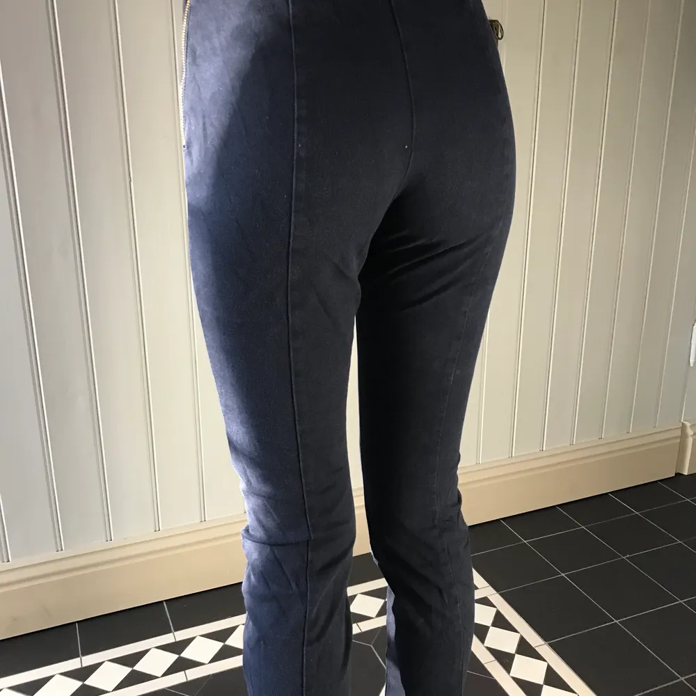 Mörkblå, stretch, storlek 36. Jeans & Byxor.