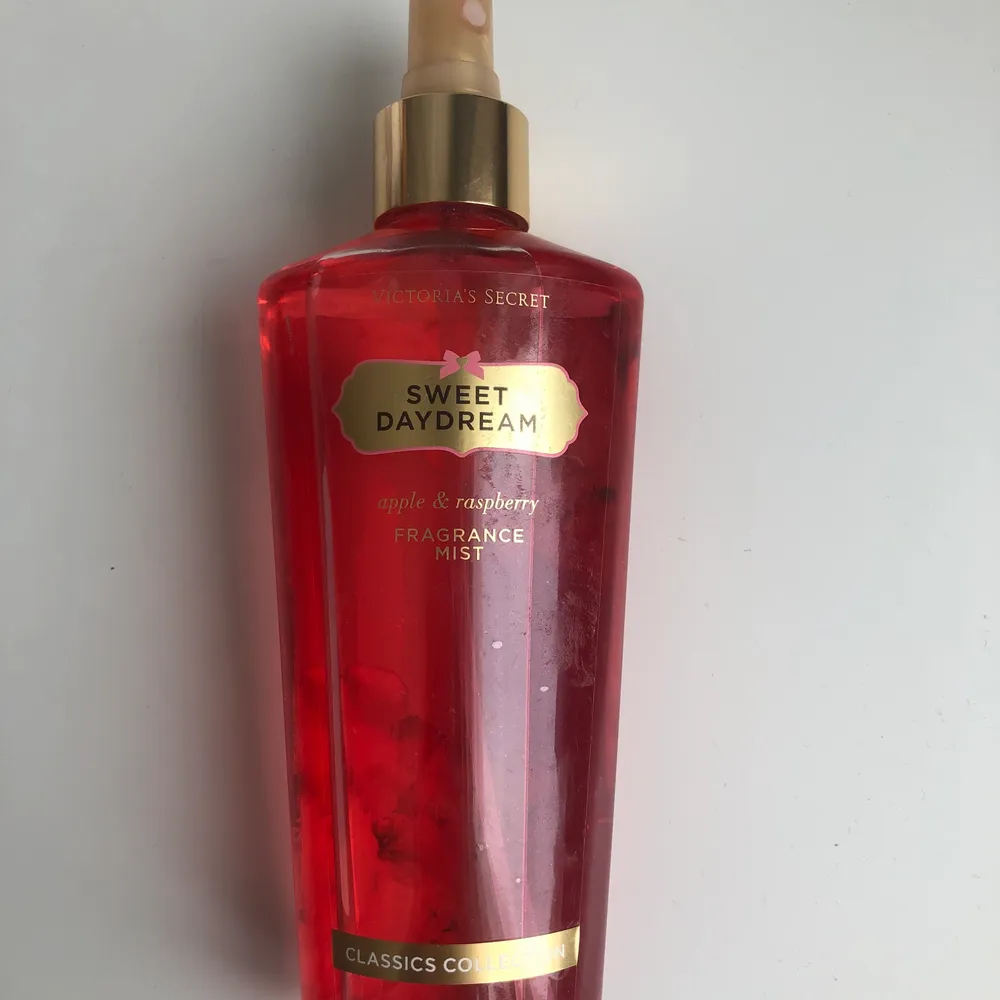 250ml Victoria’s secret bodymist doft sweet daydream apple&raspberry. Endast testsprutad. Luktar jättegott bara inte min doft💘 Köpt för 250kr, säljer 50kr eller bud🤍 tveka inte att fråga. Övrigt.