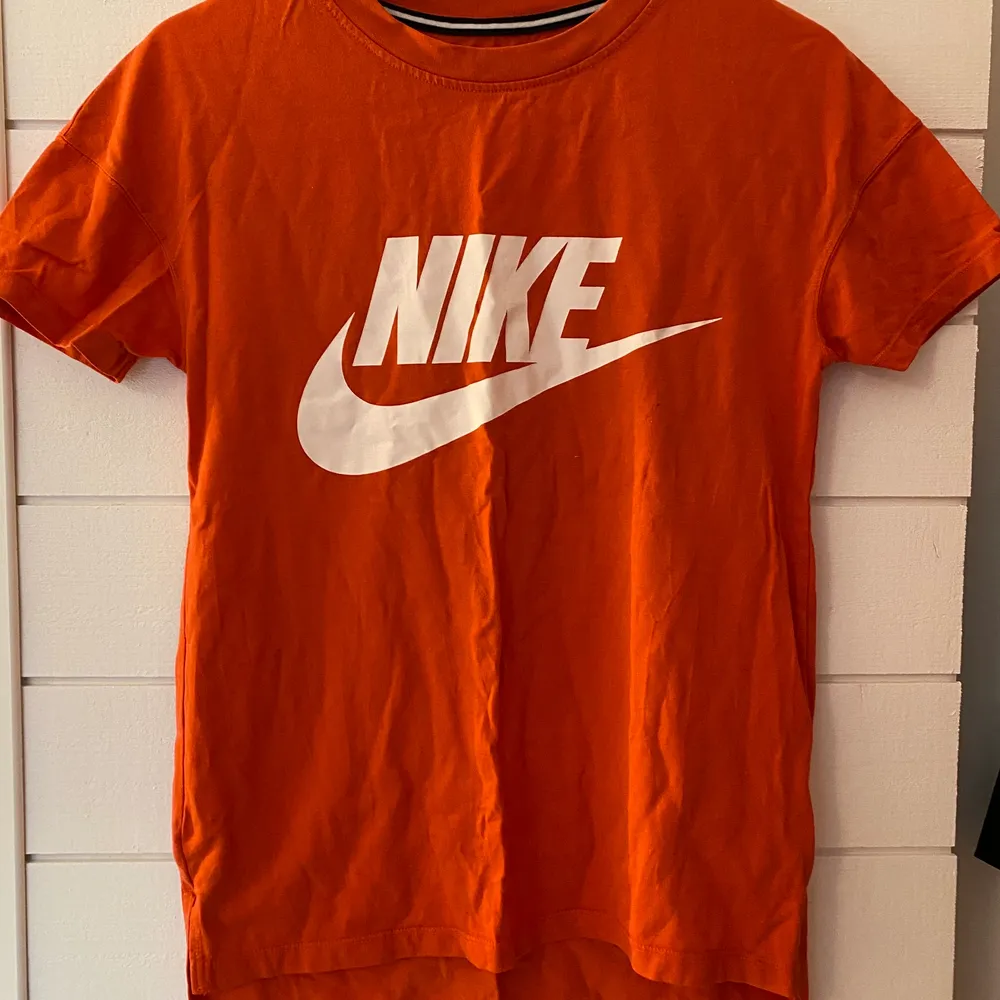 T-shirt från Nike som är för liten för mig tyvärr. Den funkar att ha till vardags och som träningströja💕. T-shirts.