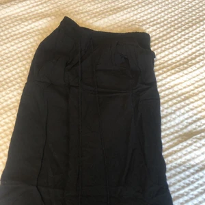 Svarta byxor  - Från H&M. Använda ett fåtal gånger. Svårt att få med på bild men byxorna är utsvängda längst ner och har snören med tofsar på. Köpare betalar frakt.