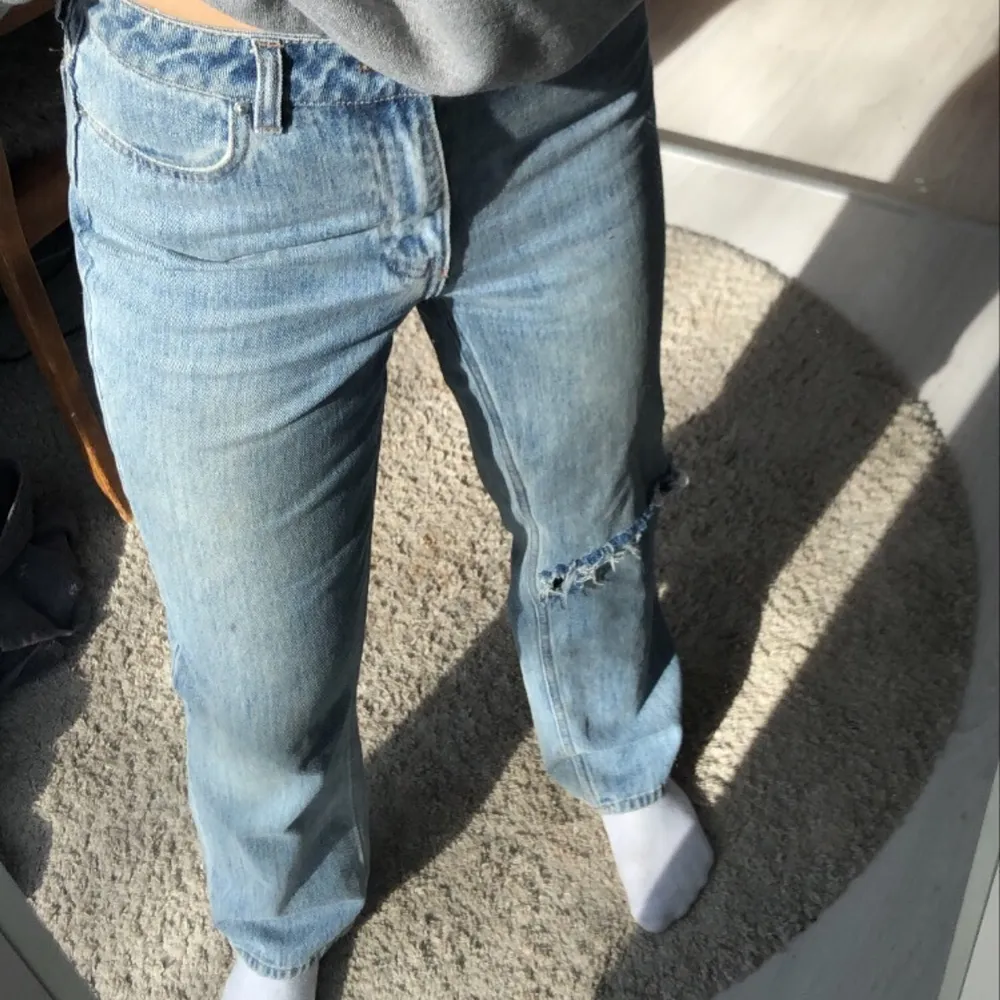 Jeans med hål på ena benet, de är insydda i midjan men det syns knappt. Storlek 38 från början men är nu mer som en 36. Jeans & Byxor.