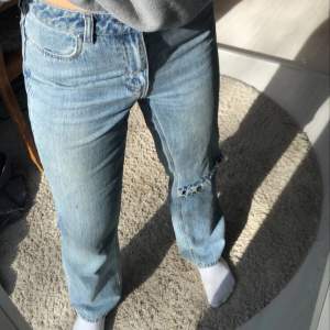 Jeans med hål på ena benet, de är insydda i midjan men det syns knappt. Storlek 38 från början men är nu mer som en 36