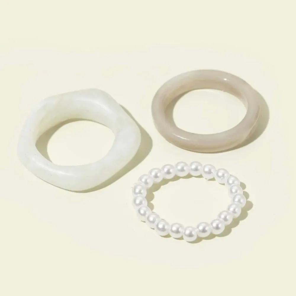 Råkade beställa två av detta trepack ringar från SHEIN, därför säljer jag ena. Dom är verkligen superfina och i god kvalité! Den vita ringen med pärlor är stretchig, de två andra är inte justerbara🌸 . Accessoarer.