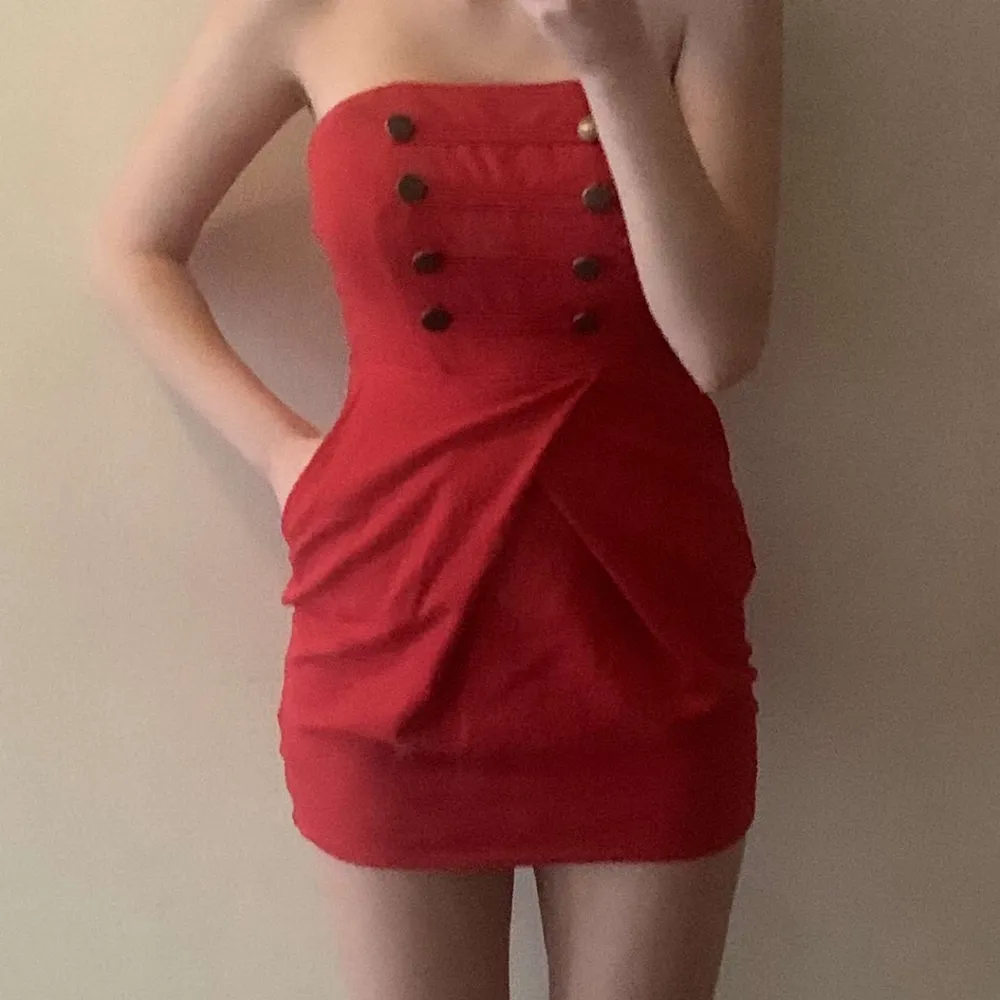 En väldigt kort röd klänning i storlek S Minns inte vart denna klänning är ifrån, men säljer denna för 150kr. Eventuell frakt betalas av köparen. Hör av er för mer information. . Klänningar.