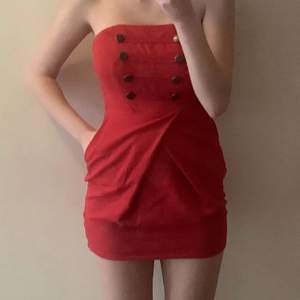 En väldigt kort röd klänning i storlek S Minns inte vart denna klänning är ifrån, men säljer denna för 150kr. Eventuell frakt betalas av köparen. Hör av er för mer information. 
