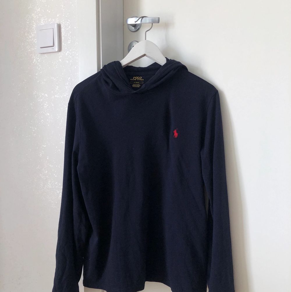 Säljer min killes oanvända hoodie från Ralph Lauren i tunnare material. Den är i stl M (herr) och är oversized på mig som har stl S (dam). De två första bilderna beskriver färgen bäst (marinblå/mörkblå) och nypris är 799kr (på Zalando).. Huvtröjor & Träningströjor.