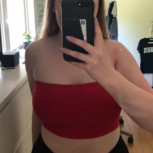 Kort röd tubtopp - En röd tubtopp från H&M i M