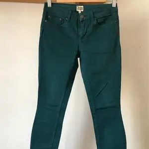 Gröna jeans från Twist & Tango! Stretchiga och sköna och mkt trevlig färg i någon slags grön eller mörkt turkos. Storlek 26, dvs typ XS eller S. Kan mötas i Stockholm eller skicka mot fraktkostnad! ✨🌸✨