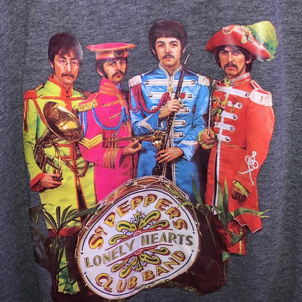En jätte fin the Beatles.  tröja köpt på en sekondhänd butik storlek L men passar bättre på S.  perfekt för en person som gillar the Beatles . T-shirts.