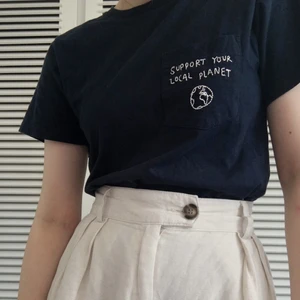 Dedicated T-shirt ”Support your local planet” 🌍🌱 - Fin blåsvart T-shirt i mycket bra skick, sparsamt använd! Står XS men passar och ett minstone också S :) 🌎🌱 Möts upp i Malmö eller skickar, du står för frakt!