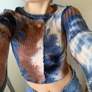 Tröja som aldrig blivit andvänd - Den har vara legat i garderoben och köpte den nyligen, jätte cool🍩