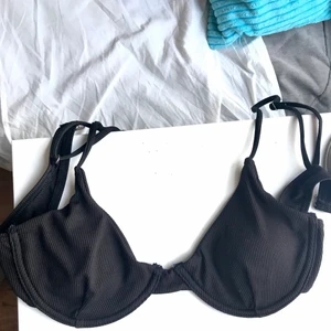 svart bikini  - en svart helt oanvänd bikini, säljer pga att den var lite för liten för mig annars var den superfin🥰storlek L men skulle säga mer M/S