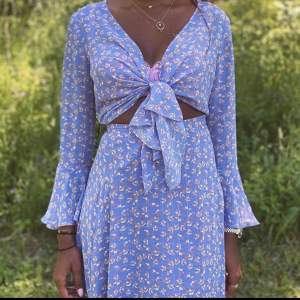 Superfin Adoore klänning från förra året som är helt slutsåld 💜 Använd ett fåtal gånger och är i storlek SMALL. 🥰