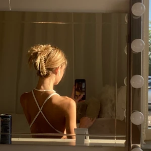 Sommartopp med öppen rygg🤍 - Vit topp med öppen rygg som jag sytt själv. Stretchigt material, passar mig som har XS. Passar både till fest och till vardags🤍🤍