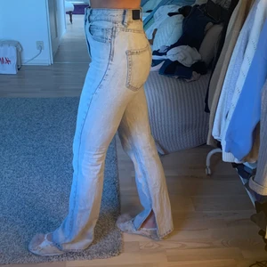 Jeans med slits - Jätte fina gråa jeans som ja köpte på asos, använda fåtal gånger🧡Slits nere vid foten, köparen står för frakten.