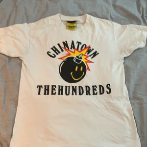 The hundreds X Chinatown T-Shirt Medium - The Hundreds X Chinatownmarket T-Shirt storlek M använd en del lite cracking på trycket enligt bilderna. Sitter Lite baggy