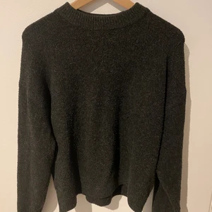 Svart stickad tröja - Superfin stickad tröja från HM. Svart men även lite gråa inslag. Perfekt tröja till både vinter/höst men även till en kjol i sommar. Så bra basic plagg som alla borde ha i garderoben😍 storlek XS men passar även S. Fin i halsen.