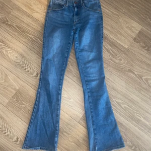Bootcut jeans - Jätte fina bootcut jeans i storlek S! Jätte fint skick, Knappt använda! Säljer pga för små😭 sista bilden är från bikbok hemsida men annan färg