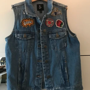 jeans västar  - FRÄNA JEANS VÄSTAR 2st!!! ENA HAR COOLA MÄRKEN OCH ANDRA INTE. Den vänstra bilden är Xs och den första är S-M. om du vill ha mer info eller bilder skriv till mig privat.
