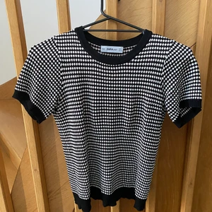 Zara t-shirt - Säljer denna trendiga Zara t-shirten i fint skick❤️❤️