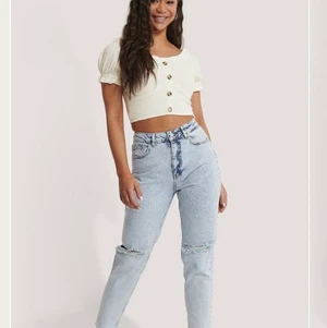 Jenas - Säljer dessa skit snygga jeans då de blivit försmå. Knappt använda då de blev försmå ganska snabbt. Strl 36 Nypris 499