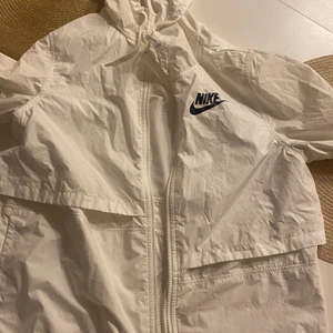 Jacka - Säljer denna fina oanvända vindjacka från Nike. Säljer för 200kr