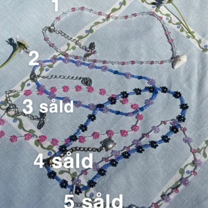 Pärlhalsband  - Handgjorda pärlhalsband av glaspärlor med söta spännen. 🌸 50kr styck plus 12kr frakt (flera halsband kan gå i samma frakt) 🌸 båda på sista är sålda men visar hur de sitter på, alla är ungefär samma längd men kan variera något.